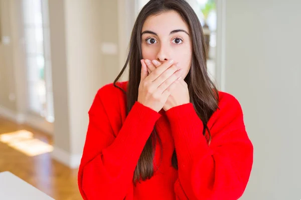 Mooie Jonge Vrouw Het Dragen Van Casual Rode Trui Geschokt — Stockfoto