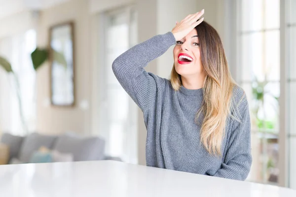 Mooie Jongedame Dragen Winter Trui Thuis Verrast Met Hand Het — Stockfoto