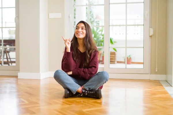 Junge Schöne Frau Die Hause Auf Dem Boden Sitzt Mit — Stockfoto