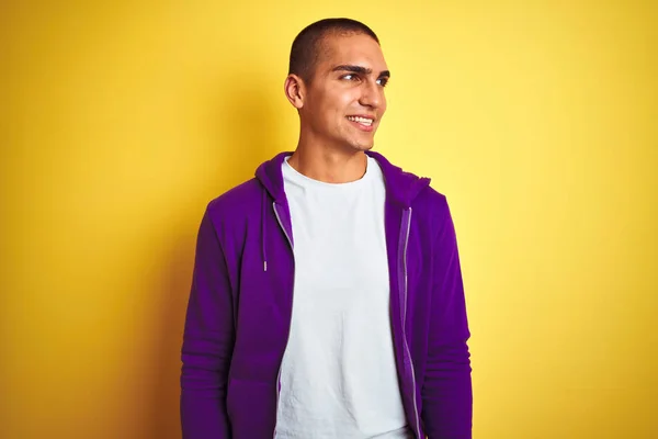 Sarı Izole Arka Planda Mor Sweatshirt Giyen Genç Yakışıklı Adam — Stok fotoğraf