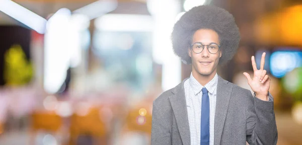 Młody Afroamerykanin Działalności Człowieka Afro Włosów Okularach Wyświetlono Skierowaną Górę — Zdjęcie stockowe