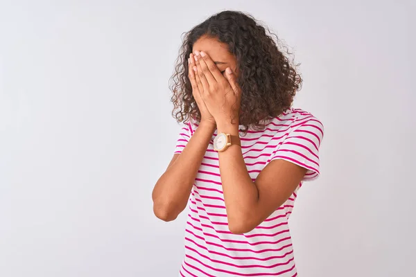 Mujer Brasileña Joven Con Camiseta Rayas Rosadas Pie Sobre Fondo — Foto de Stock