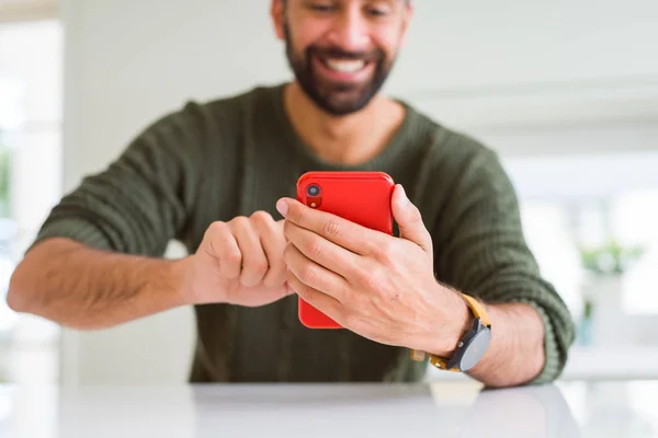 Nahaufnahme von Mann mit Smartphone lächelnd — Stockfoto
