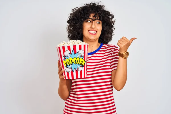 Ung Arabisk Kvinna Med Lockigt Hår Hållande Pack Popcorns Över — Stockfoto