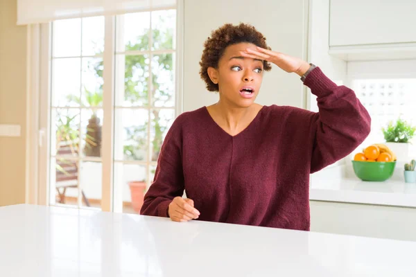 Joven Mujer Afroamericana Hermosa Casa Muy Feliz Sonriente Mirando Lejos — Foto de Stock