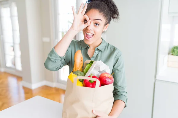 Joven Afroamericana Chica Sosteniendo Bolsa Papel Comestibles Supermercado Con Cara — Foto de Stock