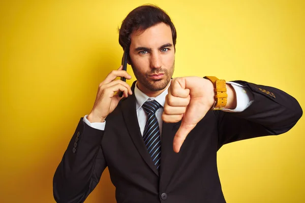 Joven Hombre Negocios Guapo Hablando Teléfono Inteligente Sobre Fondo Amarillo — Foto de Stock