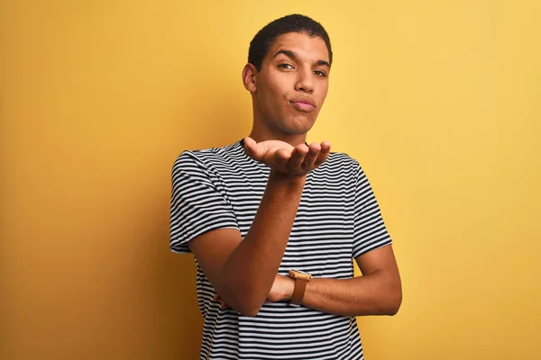 Mladý Pohledný Arabský Muž Který Nosí Sobě Pruhovaný Tričko Izolovaném — Stock fotografie