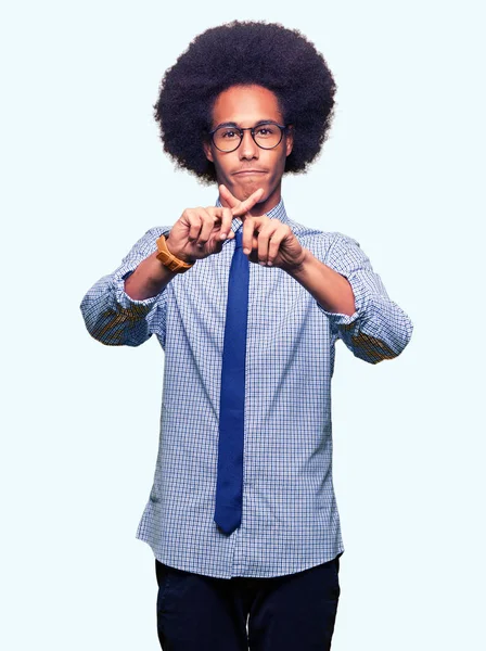 Junger Afrikanisch Amerikanischer Geschäftsmann Mit Afro Haaren Trägt Brille Ablehnung — Stockfoto