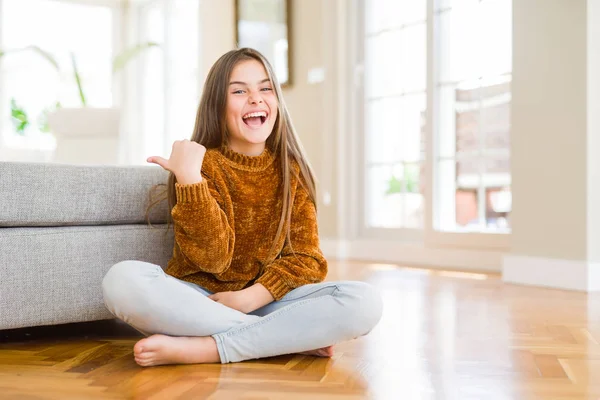 Hermosa Niña Joven Sentada Suelo Casa Sonriendo Con Cara Feliz —  Fotos de Stock