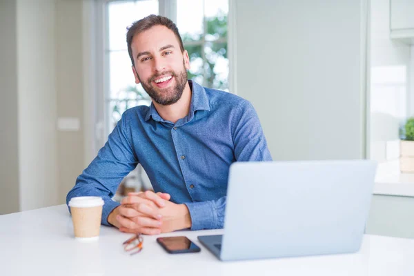 Bello Uomo Affari Che Lavora Con Computer Portatile Sorridente — Foto Stock