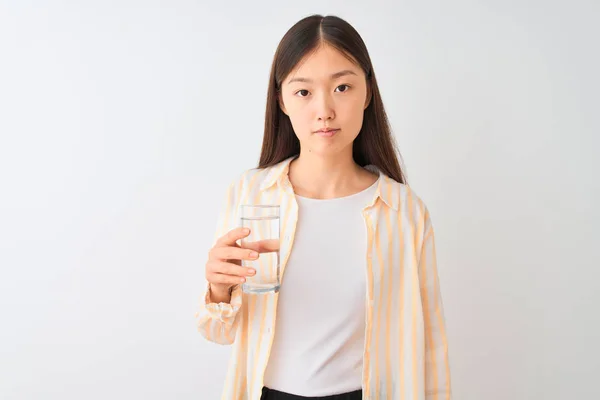 Νέα Κινεζική Γυναίκα Φορώντας Γυαλιά Πίνοντας Ποτήρι Νερό Πάνω Από — Φωτογραφία Αρχείου