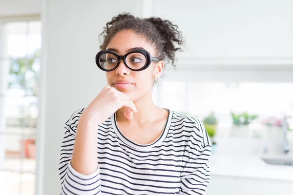 Linda Jovem Afro Americana Com Cabelo Afro Vestindo Óculos Com — Fotografia de Stock