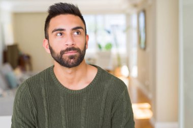 Yakışıklı adam rahat ve emin görünümlü