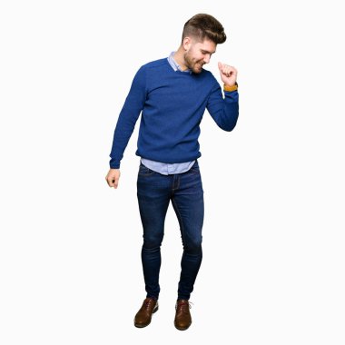 Mutlu ve neşeli, dans genç yakışıklı bussines adam rahat ve kendinden emin müzik hareket gülümseyen