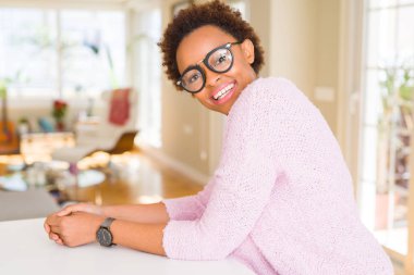 Afro saçlı gözlüklü güzel genç Afrika kadın