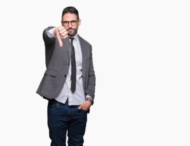 Mutsuz ve kızgın ret gösterilen ve başparmak aşağı hareketi ile negatif seyir izole arka plan üzerinde genç yakışıklı iş adamı. Kötü ifade.