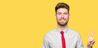 Gösterilen ve parmakları ile işaret genç yakışıklı iş adamı ikincisi ise kendinden emin ve mutlu gülümseyerek.