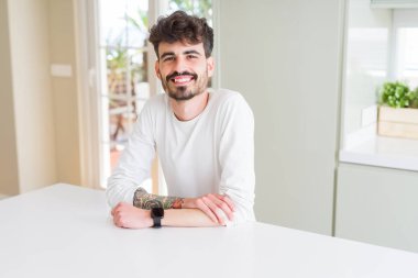 Yakışıklı genç adam kamera neşeli gülümseyen bir geçti