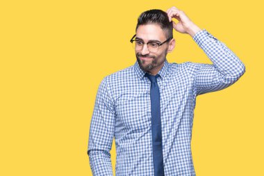 Genç iş adamı gözlük izole arka plan üzerinde yanıltır ve soru hakkında merak ediyorum. Şüphe, kafasına el ile düşünme ile belirsiz. Dalgın kavramı.