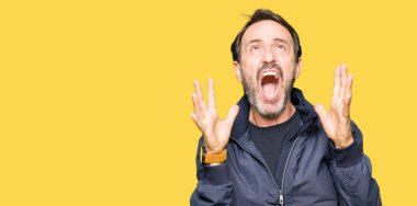 Orta yaş yakışıklı adam çılgın ve deli bağırarak ve agresif ifade ve silah kaldırdı bağırıyor bir ceket giyiyor. Hayal kırıklığı kavramı.