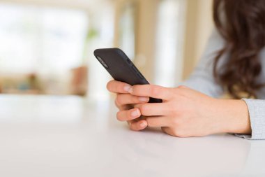 Akıllı telefon kullanarak kadın ellerini kapat