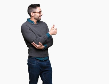 Tarafa jest yapıyor gülümseyen izole arka plan gurur, seyir üzerinde gözlük takan genç yakışıklı adam yaşasın