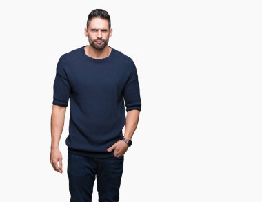 Kazak sorunu nedeniyle izole arka plan şüpheci ve sinir, papatyanın üzgün üzerinde giyen genç yakışıklı adam. Negatif kişi.