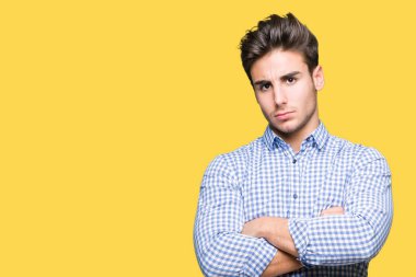 Genç yakışıklı iş adamı izole arka plan şüpheci ve sinir, onaylamayan ifade yüz çapraz kolları üzerinde. Negatif kişi.