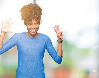 Güzel genç Afro-Amerikan kadın gösterilen ve parmakları ile işaret izole arka plan yüzünden kendinden emin ve mutlu gülümseyerek süre 8 numaralı.