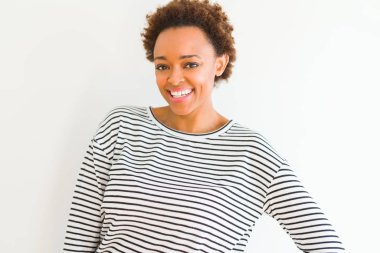 Emin gülümseyen güzel genç Afro-Amerikan kadın 