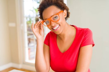 Afro saçlı gözlüklü güzel genç Afrika kadın