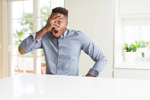 Knappe Afro Amerikaanse Man Witte Tabel Gluren Schok Voor Gezicht — Stockfoto