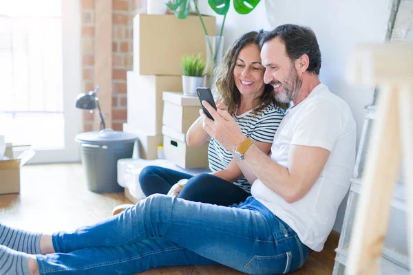 Idade média casal romântico sênior no amor sentado no apartme — Fotografia de Stock