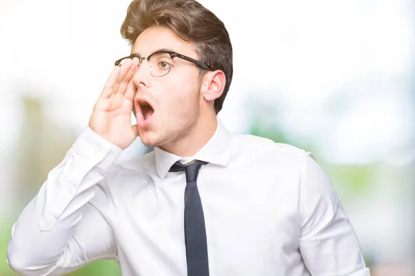 Joven Hombre Negocios Con Gafas Sobre Fondo Aislado Gritando Gritando — Foto de Stock