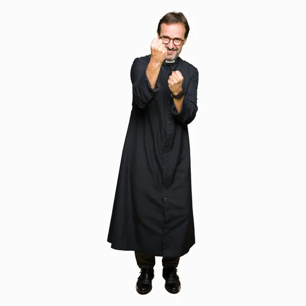 中年牧师男子穿着天主教长袍准备用拳头防御手势战斗 愤怒和沮丧的脸 害怕问题 — 图库照片