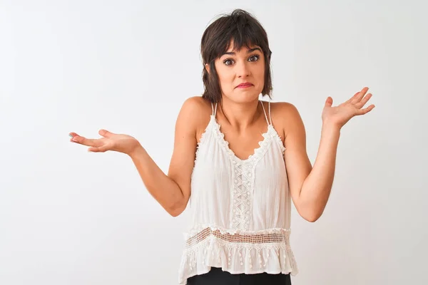 Joven Hermosa Mujer Con Camiseta Casual Verano Pie Sobre Fondo — Foto de Stock