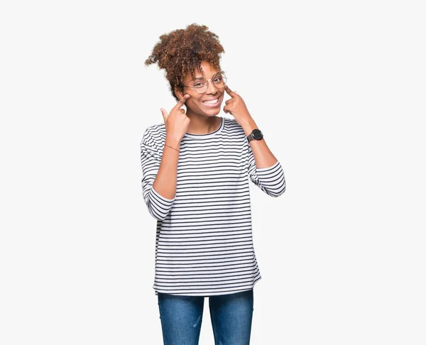 Mooie Jonge African American Vrouw Dragen Bril Geïsoleerde Achtergrond Smiling — Stockfoto