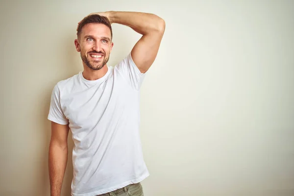 Joven Hombre Guapo Que Lleva Una Camiseta Blanca Casual Sobre — Foto de Stock