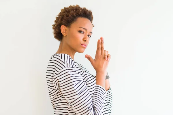 Jonge Mooie Afro Amerikaanse Vrouw Dragen Strepen Trui Witte Achtergrond — Stockfoto