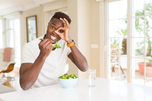 Uomo Afroamericano Mangiare Insalata Fresca Sana Con Viso Felice Sorridente — Foto Stock