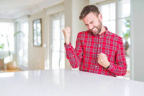 Schöner Mann Buntem Hemd Sehr Glücklich Und Aufgeregt Dabei Siegergeste — Stockfoto