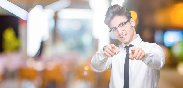 Joven Hombre Negocios Con Gafas Sobre Fondo Aislado Señalando Usted — Foto de Stock