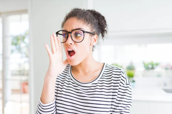 Beautiful Young African American Woman Afro Hair Wearing Glasses Shouting — Stock Photo, Image