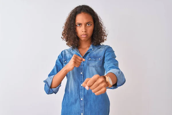 Jonge Braziliaanse Vrouw Dragen Denim Shirt Staande Geïsoleerde Witte Achtergrond — Stockfoto