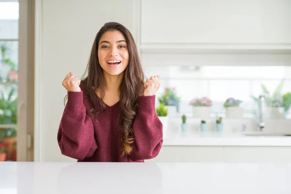 Joven Mujer Hermosa Casa Celebrando Sorprendida Sorprendida Por Éxito Con —  Fotos de Stock