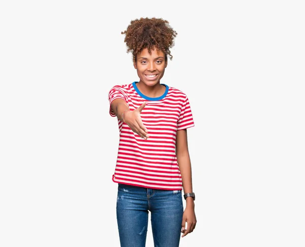 Piękne Młode African American Kobieta Białym Tle Uśmiechnięty Oferuje Przyjazny — Zdjęcie stockowe
