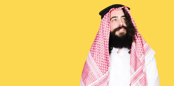 Pebisnis Arab Dengan Rambut Panjang Mengenakan Syal Tradisional Keffiyeh Berpaling — Stok Foto