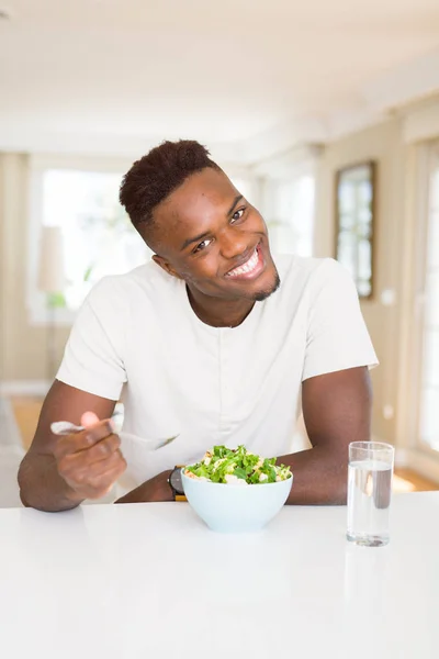 Knappe Afrikaanse Jongeman Eten Een Gezonde Groente Salade Met Behulp — Stockfoto