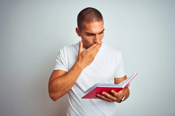 Giovane Bell Uomo Che Legge Libro Rosso Sfondo Bianco Isolato — Foto Stock